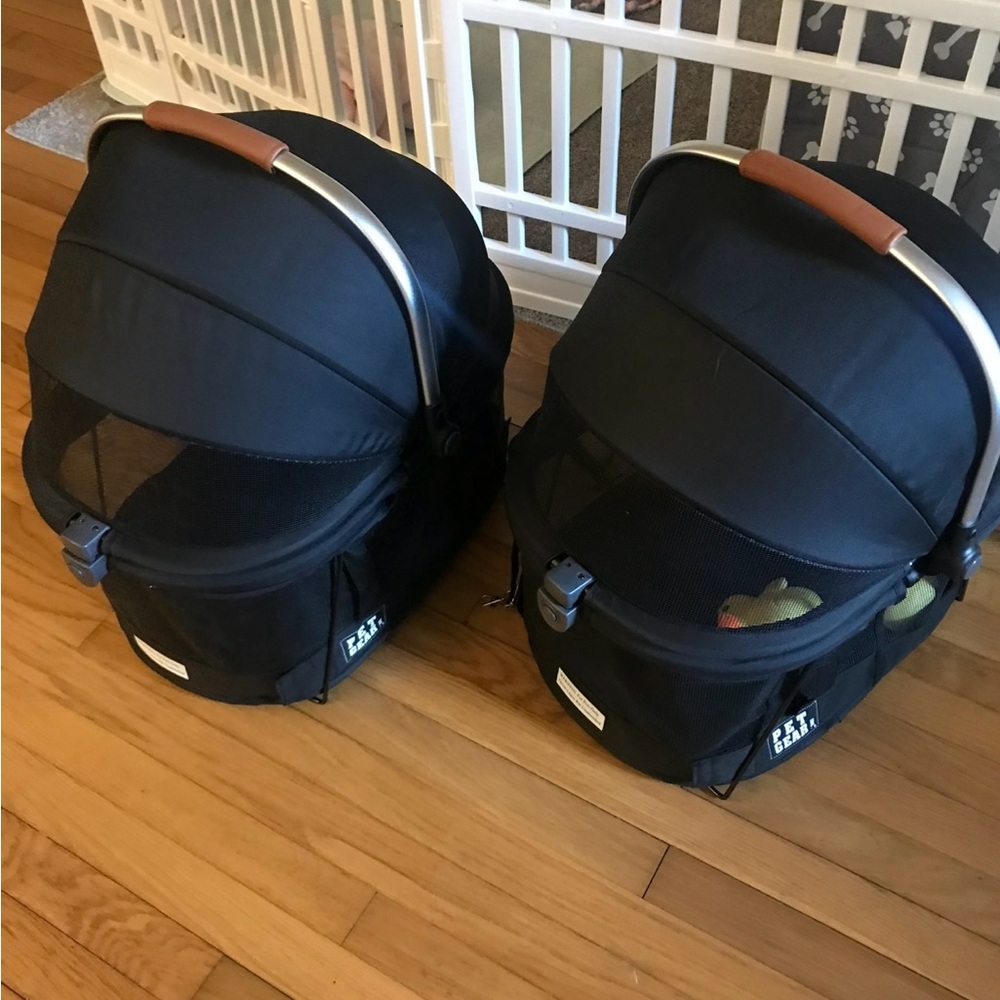 Black dog carrier. With brown handles
$50.00 for 1 carrier.